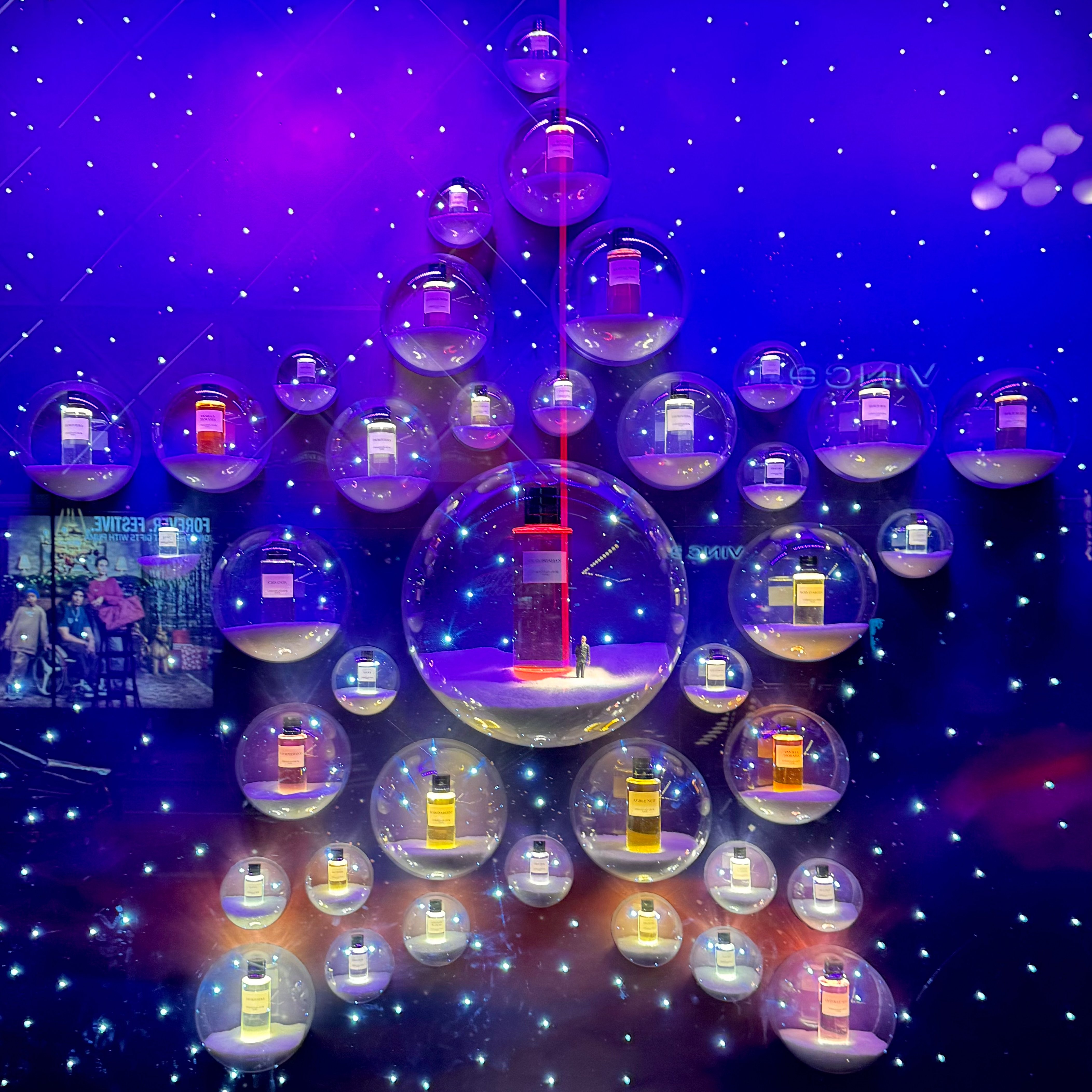 dior - perfume window-1